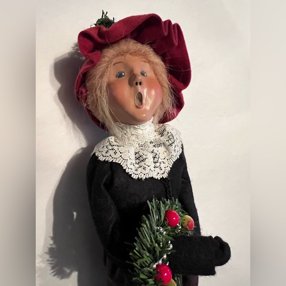 Byers Choice Carolers Christmas Woman with Christmas Wreath 2007 - Picture 2 of 4